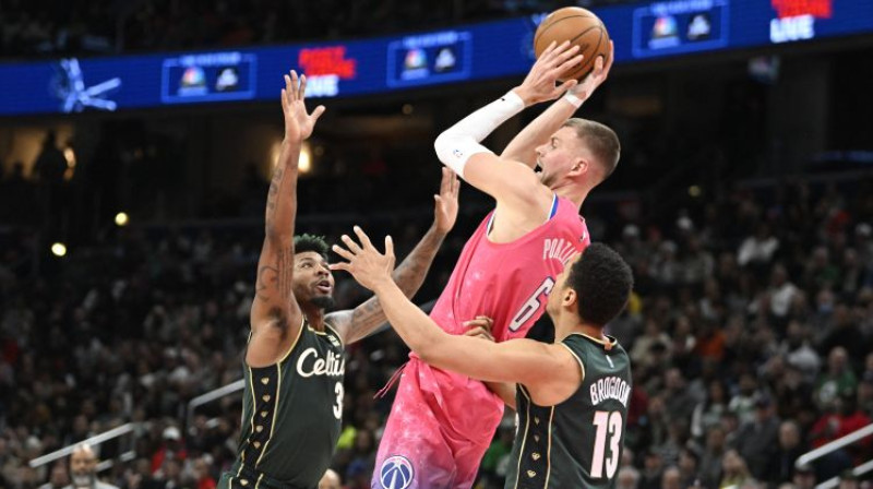 Kristaps Porziņģis pret Bostonas "Celtics" aizsardzību. Foto: USA Today Sports/Scanpix