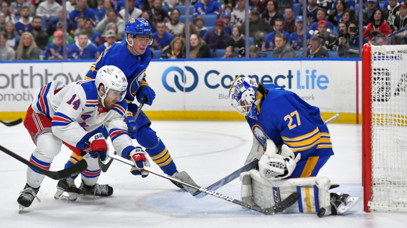 NHL debitants Devons Līvajs darbībā Bufalo "Sabres" vārtu apsardzībā. Foto: Adrian Kraus/AP/Scanpix