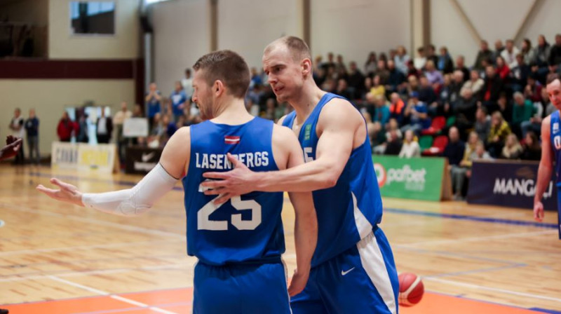 Edgars Lasenbergs (#25) un BK "Ogre" kapteinis Kristaps Dārgais (#21). Foto: Ritvars Raits