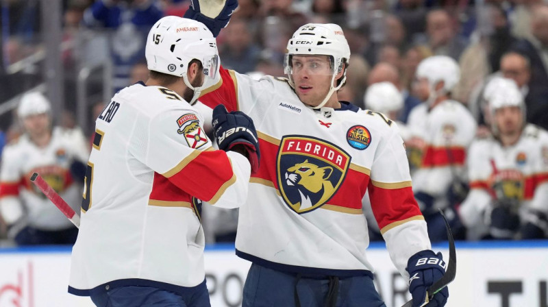 Floridas "Panthers" hokejisti Kārters Verhegī (Nr. 23) un Ārons Ekblads (Nr. 5). Foto: Nathan Denette/AP/Scanpix