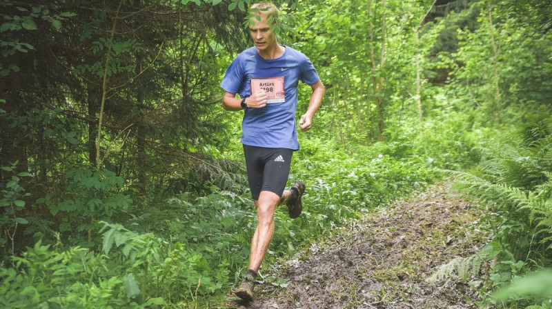 Artūtrs Niklāvs Medveds pērn populārajā taku skriešanas seriālā "Stirnu buks", kurā viņš cenšas nostartēt katru gadu. Foto: J.Ūkass/Stirnubuks