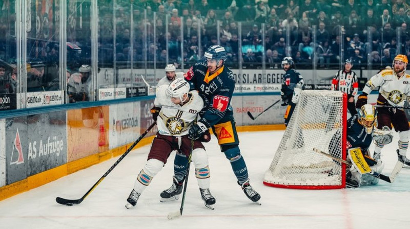 Deniss Smirnovs (Nr. 10) ar ripu cīņā pret "Zug". Foto: Genève-Servette HC