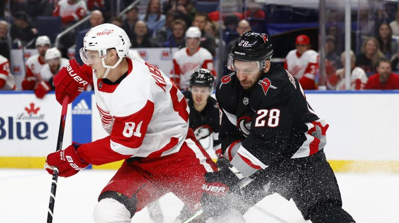 Zemgus Girgensons decembra spēlē pret "Red Wings". Foto: AP/Scanpix