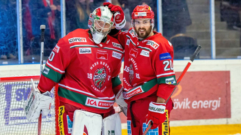 Kristers Gudļevskis un kanādiešu uzbrucējs Markuss Vega. Foto: MoDo Hockey