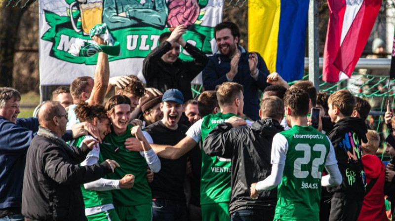 Futbolisti kopā ar faniem svin uzvaras vārtus. Foto: FS Metta