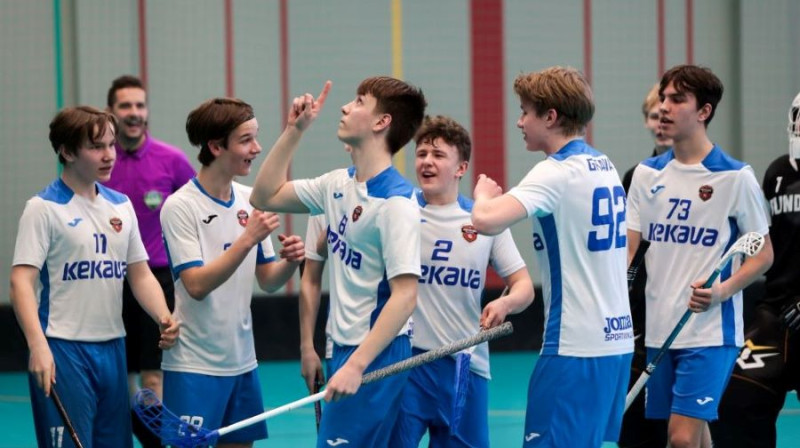 Ķekavietis Roberts Penegs (vidū) pēc uzvaras vārtu guvuma. Foto: Ritvars Raits, floorball.lv