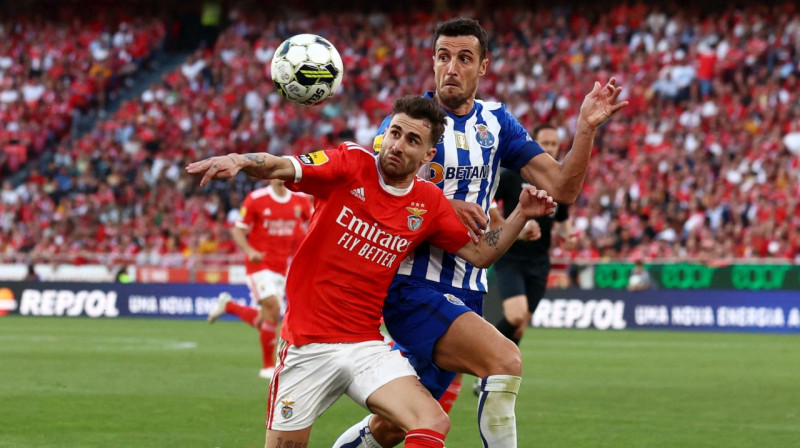 Lisabonas "Banfica" pussargs Rafa Silva un "Porto" aizsargs Ivans Markano cīņā par bumbu. Foto: Pedro Nunes/Reuters/Scanpix