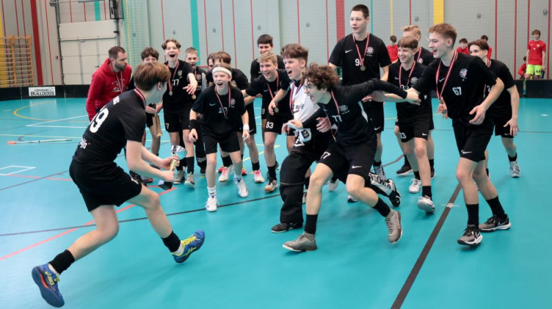 Liepājas FK "Kurši" jaunie florbolisti saņēmuši kausu par 3. vietu. Foto: Ritvars Raits, floorball.lv