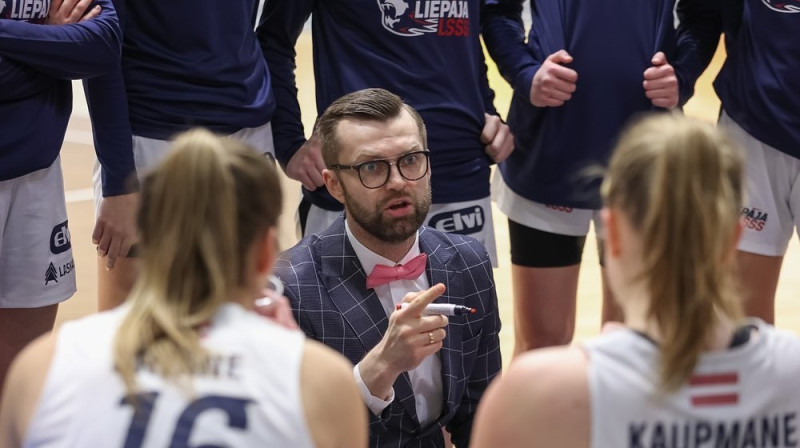 Rūdolfs Rozītis un Liepājas basketbolistes. Foto: Ģirts Gertsons