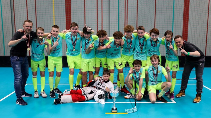 "FS Masters/Ulbroka" - vecuma grupas ZU13 čempione. Foto: Ritvars Raits, floorball.lv