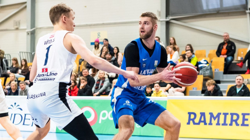 Dāvids Vīksne ar bumbu cīņā pret "Liepāju". Foto: Māris Greidāns/LU basketbols