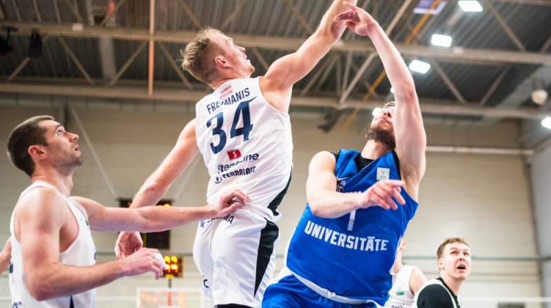 Roberts Freimanis aizsardzībā. Foto: LU basketbols