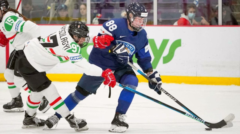 Somiete Ronja Savolainena ar ripu cīņā pret Ungārijas valstsvienību. Foto: IIHF