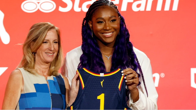 Alija Bostone un komisāre Ketija Engelberta 2023. gada 10. aprīlī. Foto: WNBA