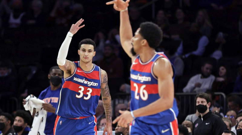 Spensers Dinvidijs un Kails Kuzma vēl ''Wizards'' sastāvā. Foto: AP/Scanpix