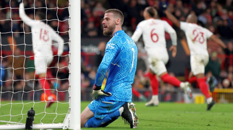 Vārtsargs Dāvids de Heja un "Sevilla" futbolisti (fonā). Foto: Lee Smith/Reuters/Scanpix