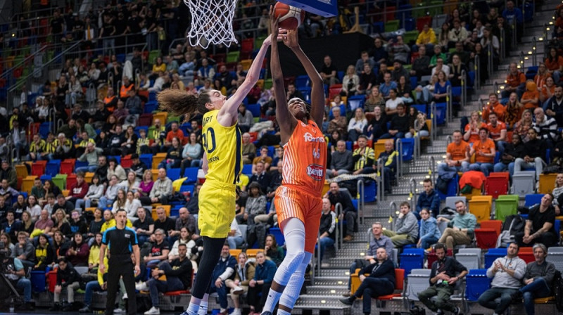 Breana Stjuarte un Astu Ndūra 2023. gada 14. aprīlī. Foto: EuroLeague Women