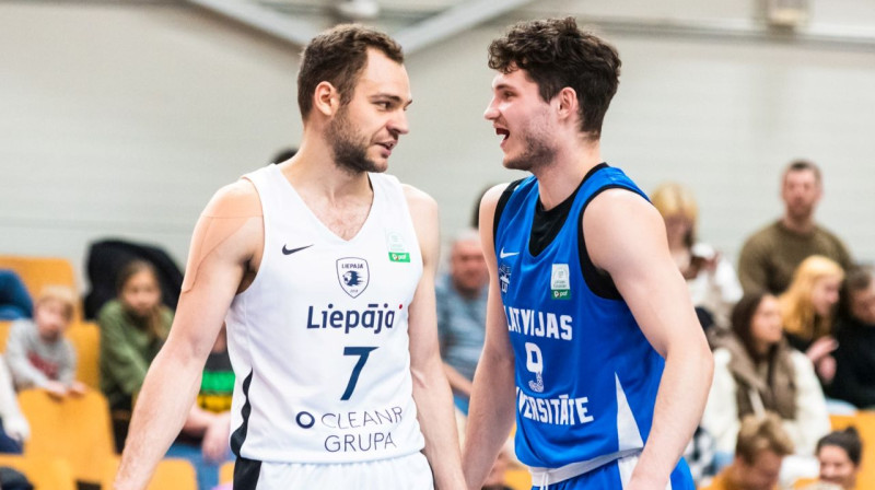 Renārs Birkāns un Gustavs Kampuss. Foto: Māris Greidāns/LU basketbols