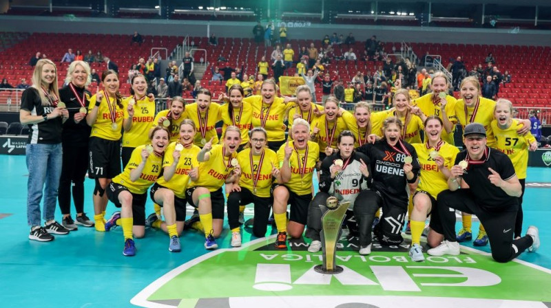 Kocēnu "Rubene" ar čempioņu kausu. Foto: Ritvars Raits, florball.lv