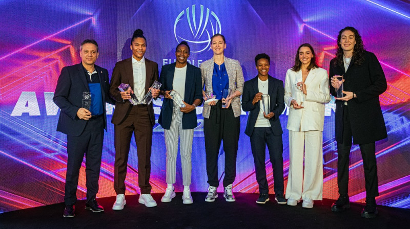 Dikeulakoss, Tomasa, Greja, Mēsemana, Andersone, Astjē, Stjuarte. Foto: EuroLeague Women