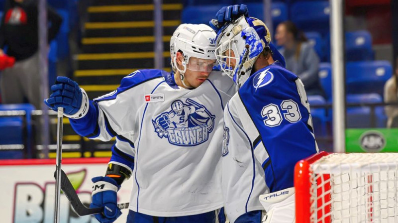 Rūdolfs Balcers un Sirakjūsas "Crunch" vārtsargs Makss Legasī. Foto: Syracuse Crunch