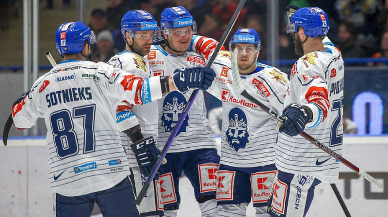 Kristaps Sotnieks un Oskars Cibuļskis (vidū) pēc Kladno "Rytíři" vārtu guvuma. Foto: Josef Poláček/rytirikladno.cz