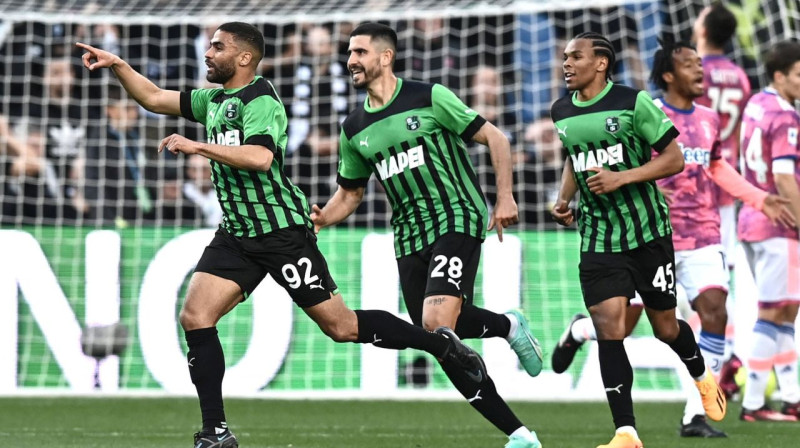 Vārtu guvējs Greguārs Defrels (Nr. 92) un citi "Sassuolo" futbolisti. Foto: Gribaudi/Imago Images/Scanpix