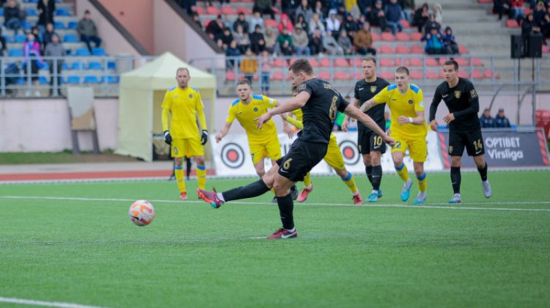 Ivans Želizko no 11 metru atzīmes nepārspēja bijušo valmierieti Rūdolfu Solohu. Foto: Jānis Līgats/Valmiera FC