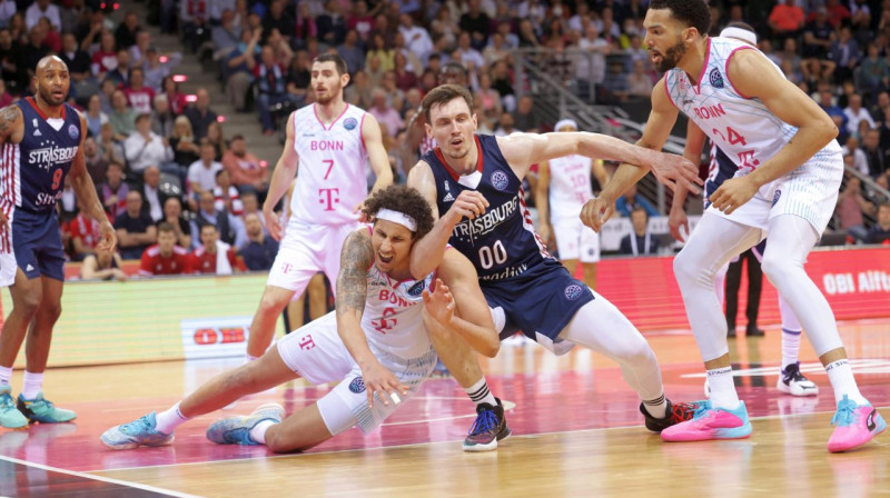 Rodions Kurucs (Nr. 00) cīņā pret Bonnas "Telekom Baskets". Foto: Imago Images/Scanpix