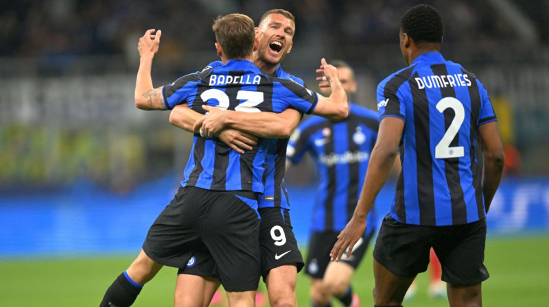 Milānas "Inter" futbolisti pēc vārtu guvuma. Foto: Daniele Mascolo/Reuters/Scanpix