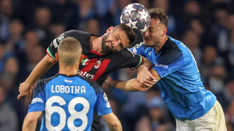 Cīņa par bumbu "Napoli" un "Milan" spēlē. Foto: Oliver Weiken/DPA/Scanpix