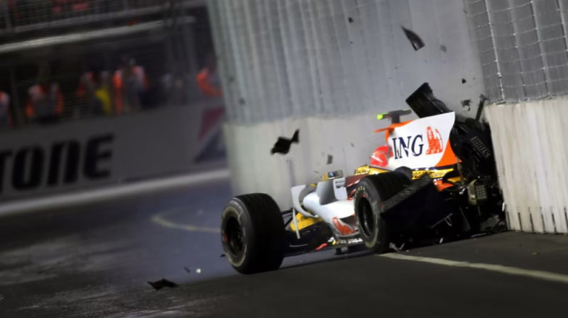 Nelsona Pikē juniora avārija Singapūrā. Foto: formula1.com