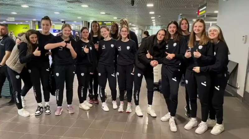 U17 Slovēnijas meiteņu volejbola izlase Rīgas lidostā. Foto: Odbojkarska zveza Slovenije