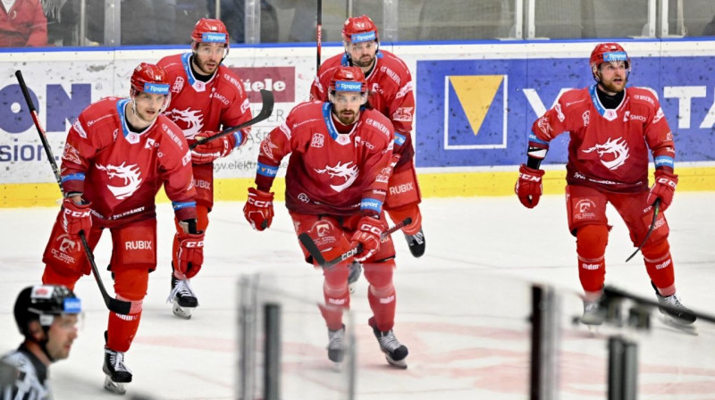 Tršinecas "Oceláři" hokejisti pēc Daniela Voženīleka (centrā priekšplānā) vārtu guvuma. Foto: Lukáš Filipec/hcocelari.cz