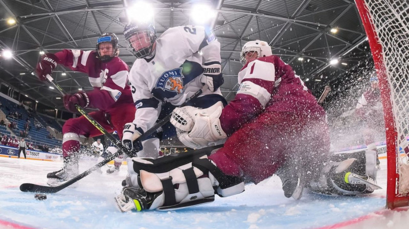 Mirklis pirms Somijas U18 valstsvienības vārtu guvuma. Foto: IIHF