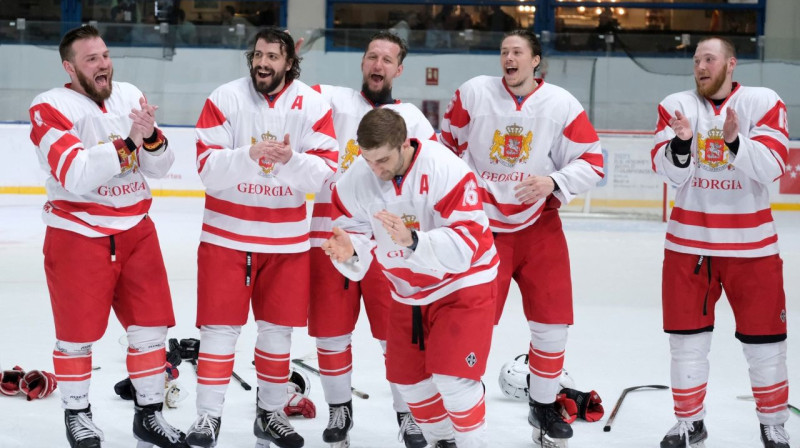 Olivers Obolgogiani (Nr. 16) un citi Gruzijas izlases hokejisti pēc uzvaras pār Horvātiju. Foto: Rubén Lago/IIHF