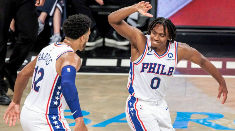 Filadelfijas "76ers" basketbolisti Tairīss Maksijs (Nr. 0) un Tobiass Hariss (Nr. 12). Foto: Justin Lane/EPA/Scanpix