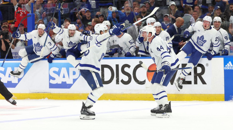 Morgans Railijs (Nr. 44) un Viljams Nīlanders (Nr. 88) citi Toronto "Maple Leafs" hokejisti pagarinājuma izskaņā. Foto: Kim Klement/USA Today Sports/Scanpix