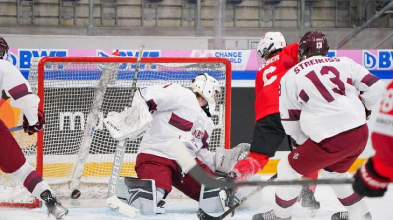 Jamiro Rēbers gūst spēles pirmos vārtus. Foto: IIHF