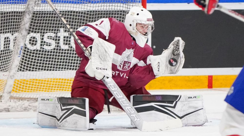 Aksels Ozols spēlē pret Norvēģiju. Foto: IIHF