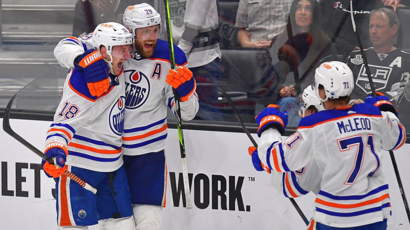 Edmontonas "Oilers" hokejisti Zaks Haimens (Nr. 18), Leons Draizaitls (Nr. 29) un Raiens Maklauds (Nr. 71) pēc vārtu guvuma pagarinājumā. Foto: Gary A. Vasquez/USA Today Sports/Scanpix