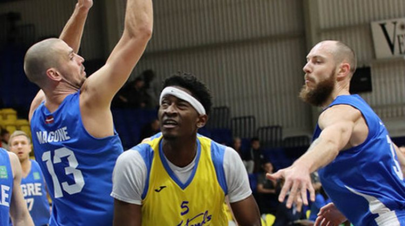 Emmanuels Vembi pret Renāru Magoni un Kārli Apsīti. Foto: Juris Presņikovs/BK Ventspils