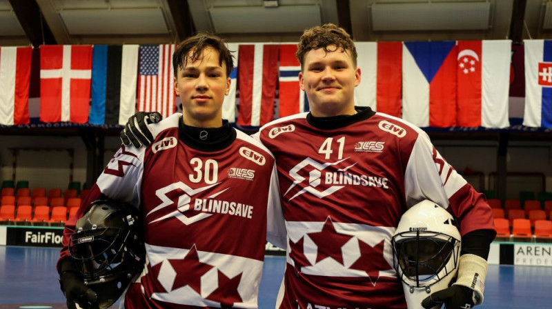 Latvijas izlases vārtsargi - Mārcis Zanders (no kreisās) un Sandijs Gabriels Siliņš. Foto: Ritvars Raits, floorball.lv