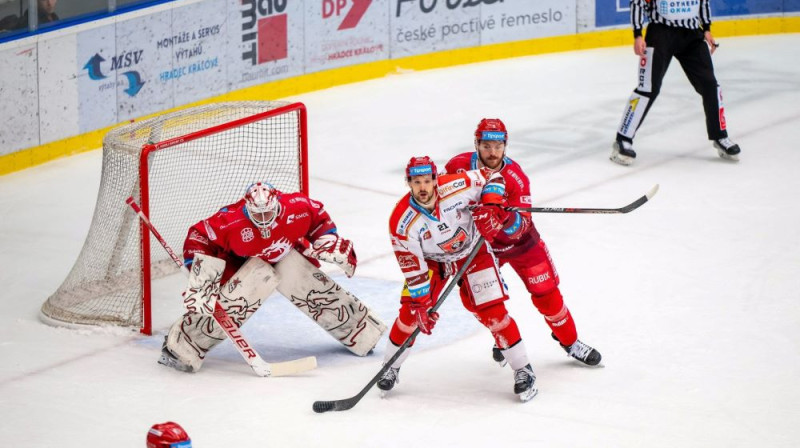 Kārlis Čukste (sarkanajā formā) cīņā savu vārtu priekšā. Foto: Lukaš Filipec/hcocelari.cz