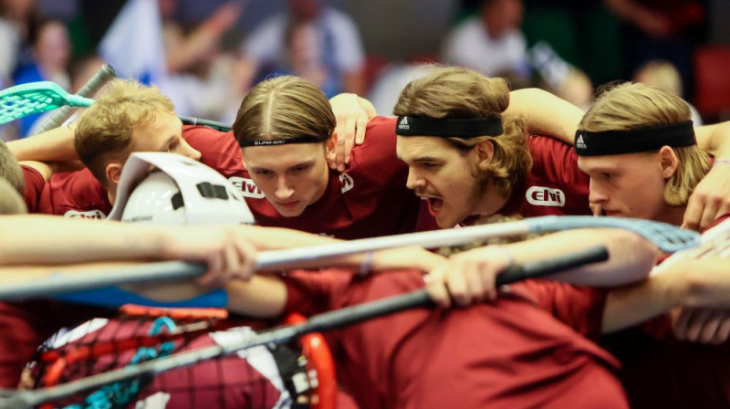 Latvijas U19 izlase pirms spēles pret somiem. Foto: Ritvars Raits, floorball.lv