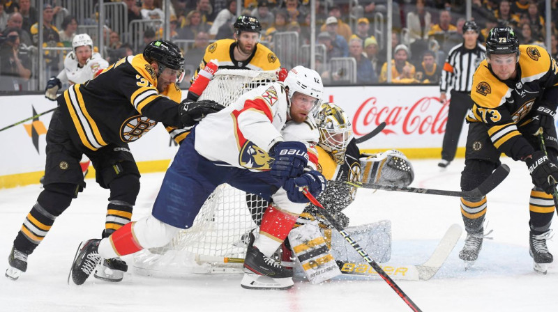 Floridas "Panthers" uzbrucējs Ēriks Stāls Bostonas "Bruins" vārtu tuvumā. Foto: Bob DeChiara/USA Today Sports/Scanpix