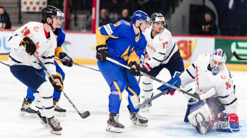 Ukrainas valstsvienības uzbrucējs Vadims Mazurs Nīderlandes izlases vārtu priekšā. Foto: IIHF