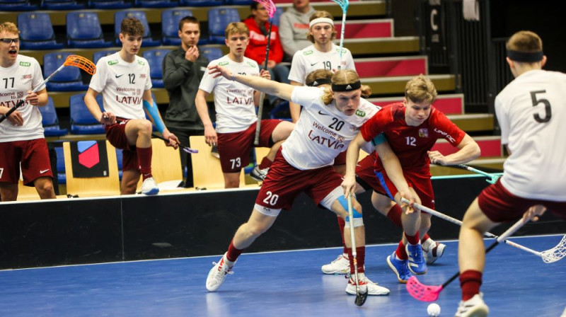 Izlases kapteinis Gustavs Griezītis cīnās ar čehiem. Foto: Ritvars Raits, floorball.lv