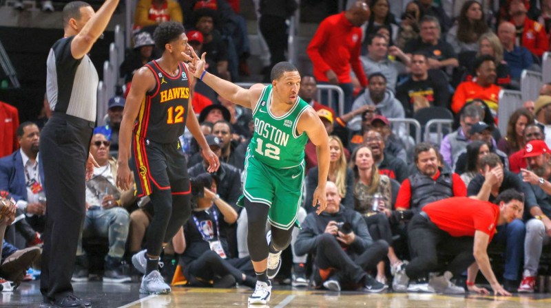 Bostonas "Celtics" basketbolists Grants Viljamss pēc trāpīta tālmetiena. Foto: Brett Davis/USA Today Sports/Scanpix