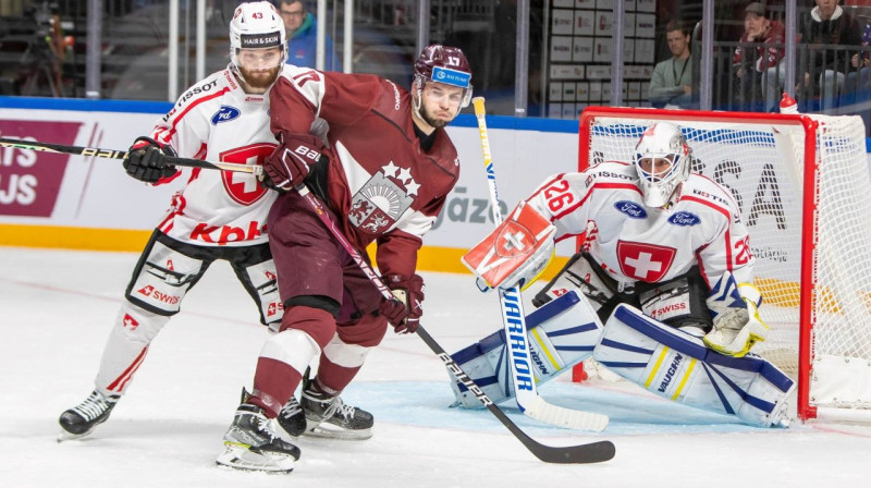 Mārtiņš Dzierkals Šveices valstsvienības vārtu priekšā. Foto: Guntis Lazdāns/LHF